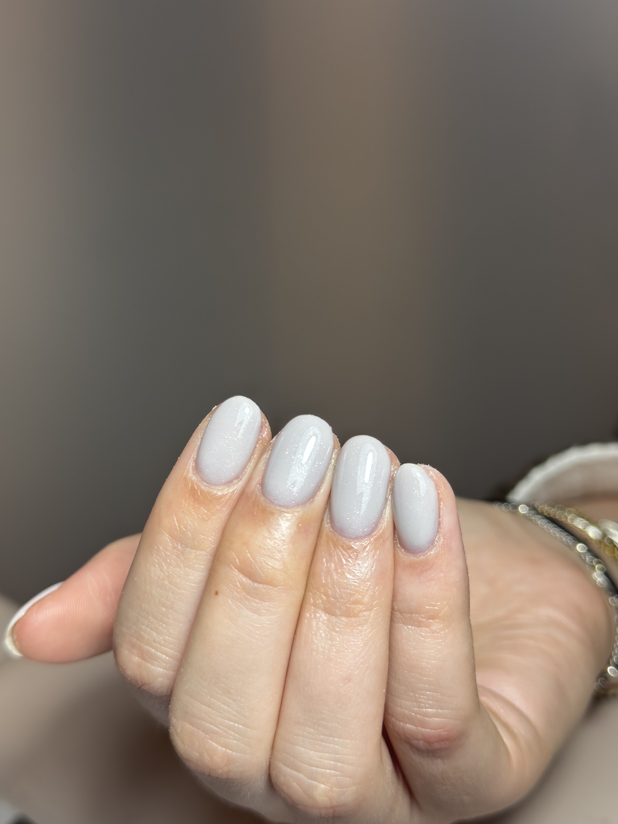 Korte ronde nagels met lichtgrijze BIAB
