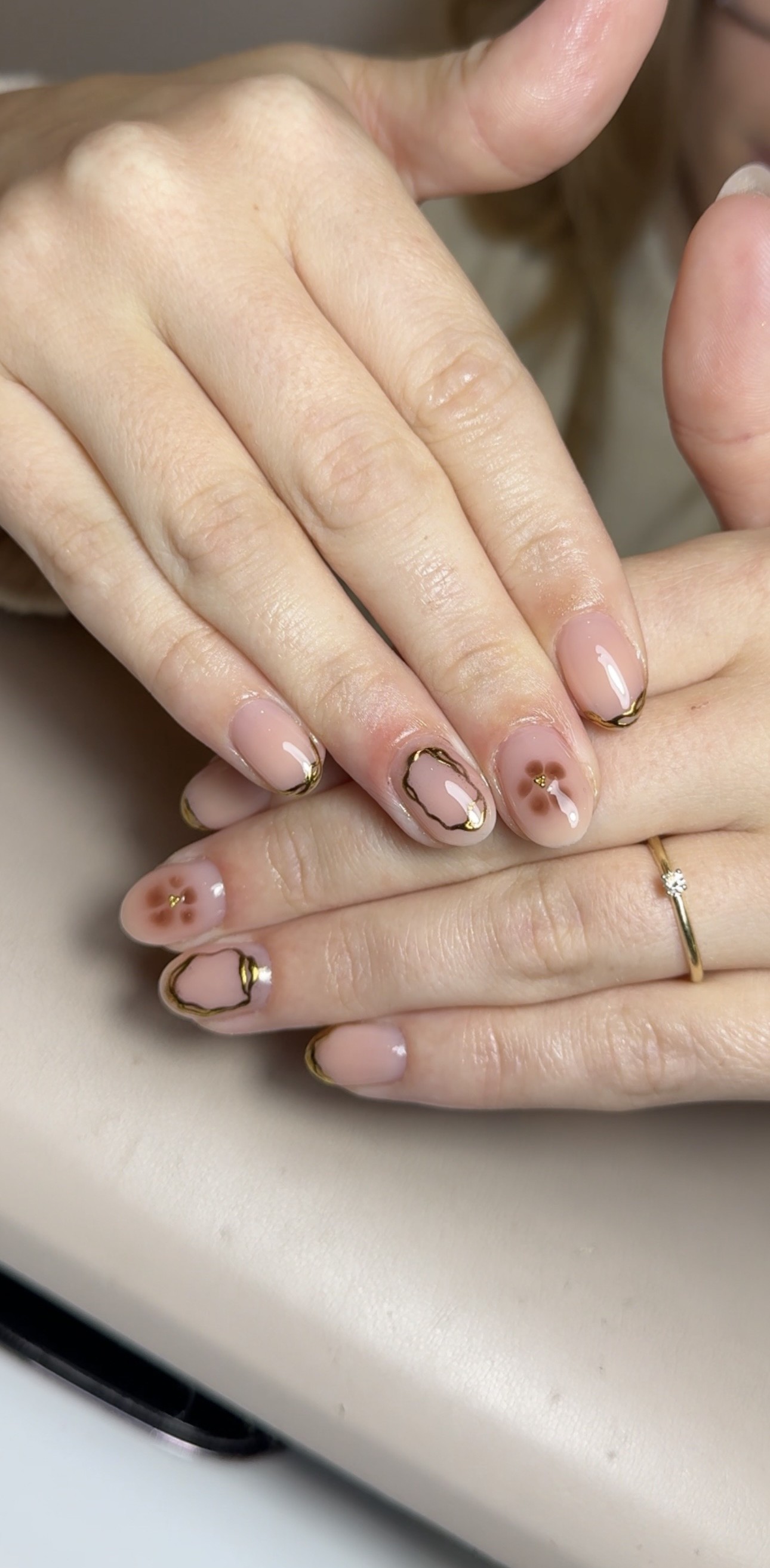 Nude BIAB met fijne gouden nail art en bloemetjes