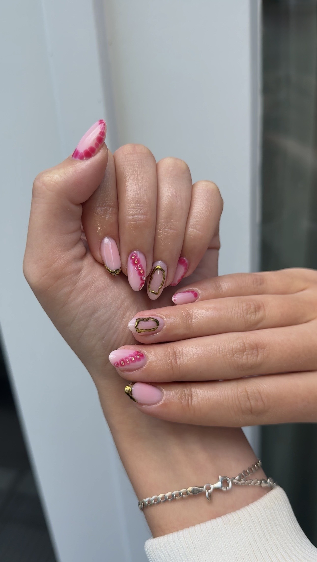 Roze marmer nail art met gouden hartjes