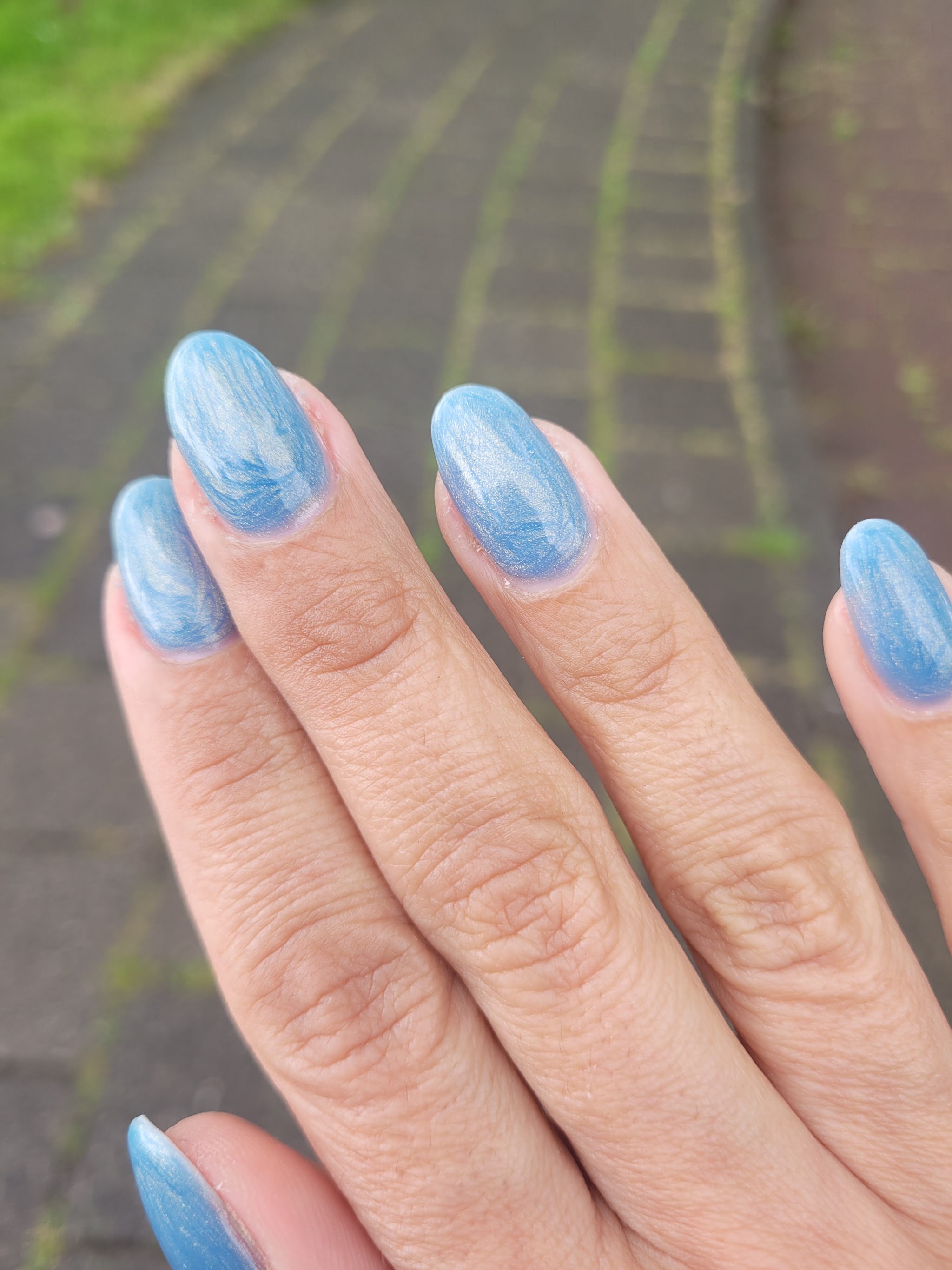Blauwe marmer nagels in amandelvorm