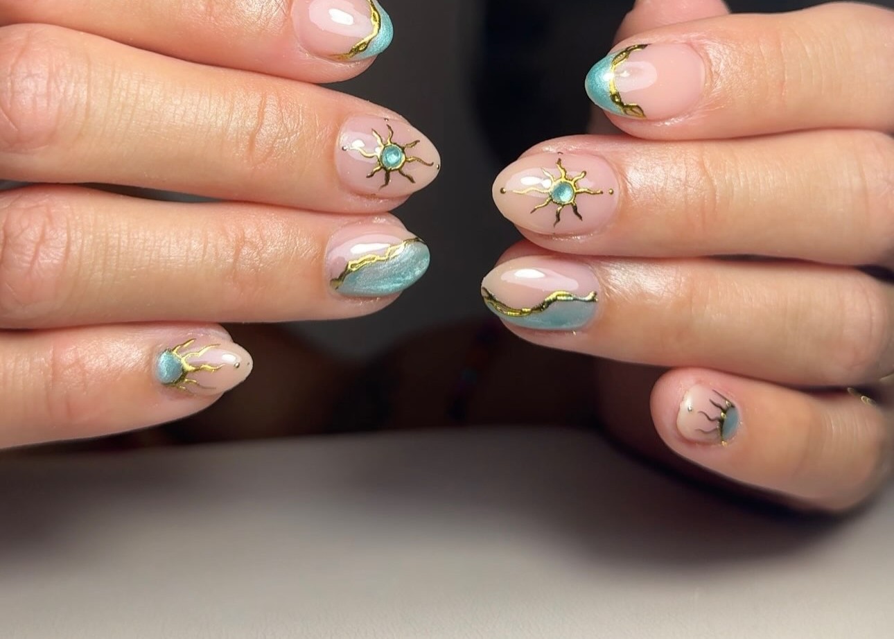 Nude nagels met gouden zonnetjes en turquoise steentjes