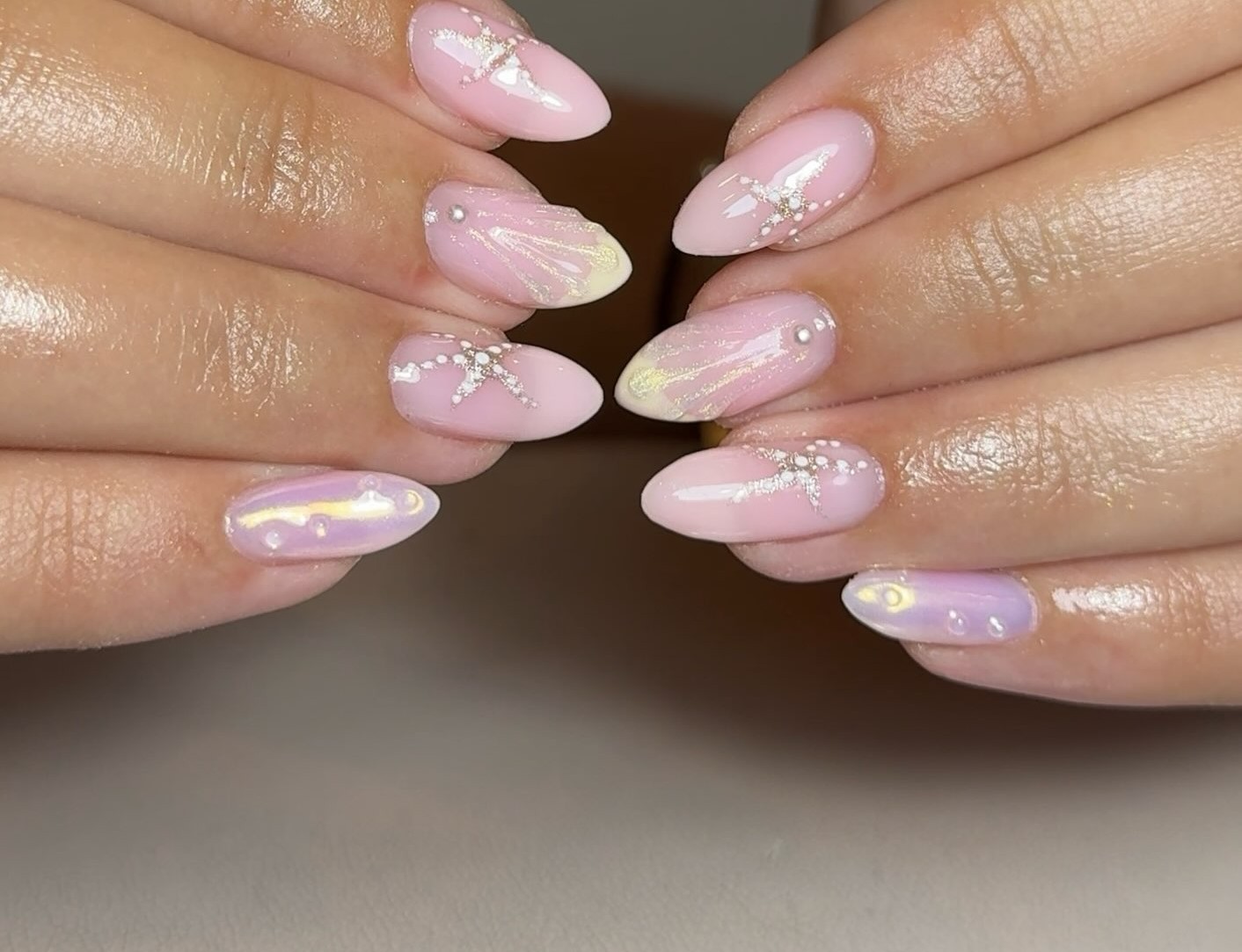 Roze chrome nagels met zeesterren en parels