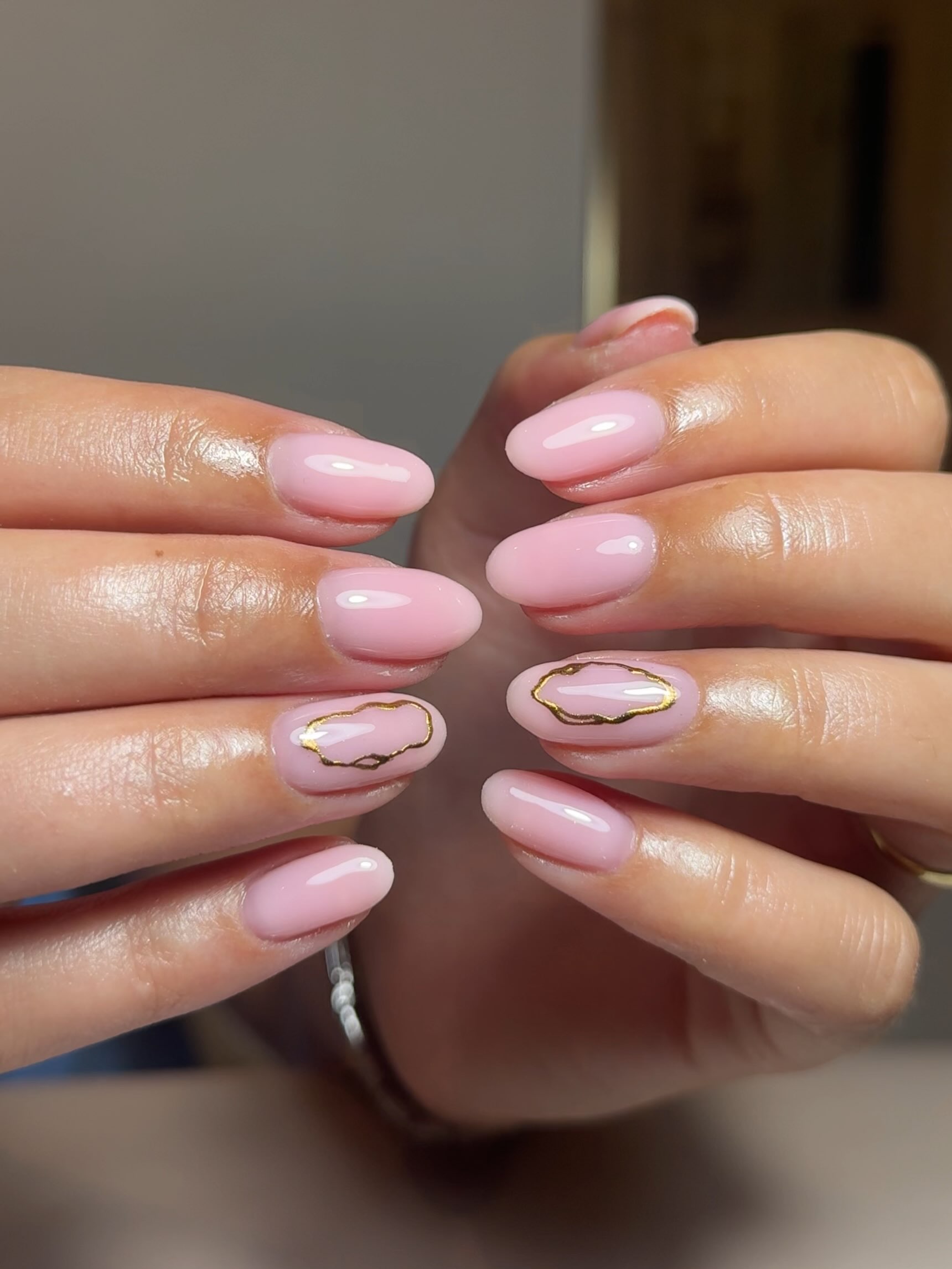 Roze BIAB met gouden wolkjes als nail art